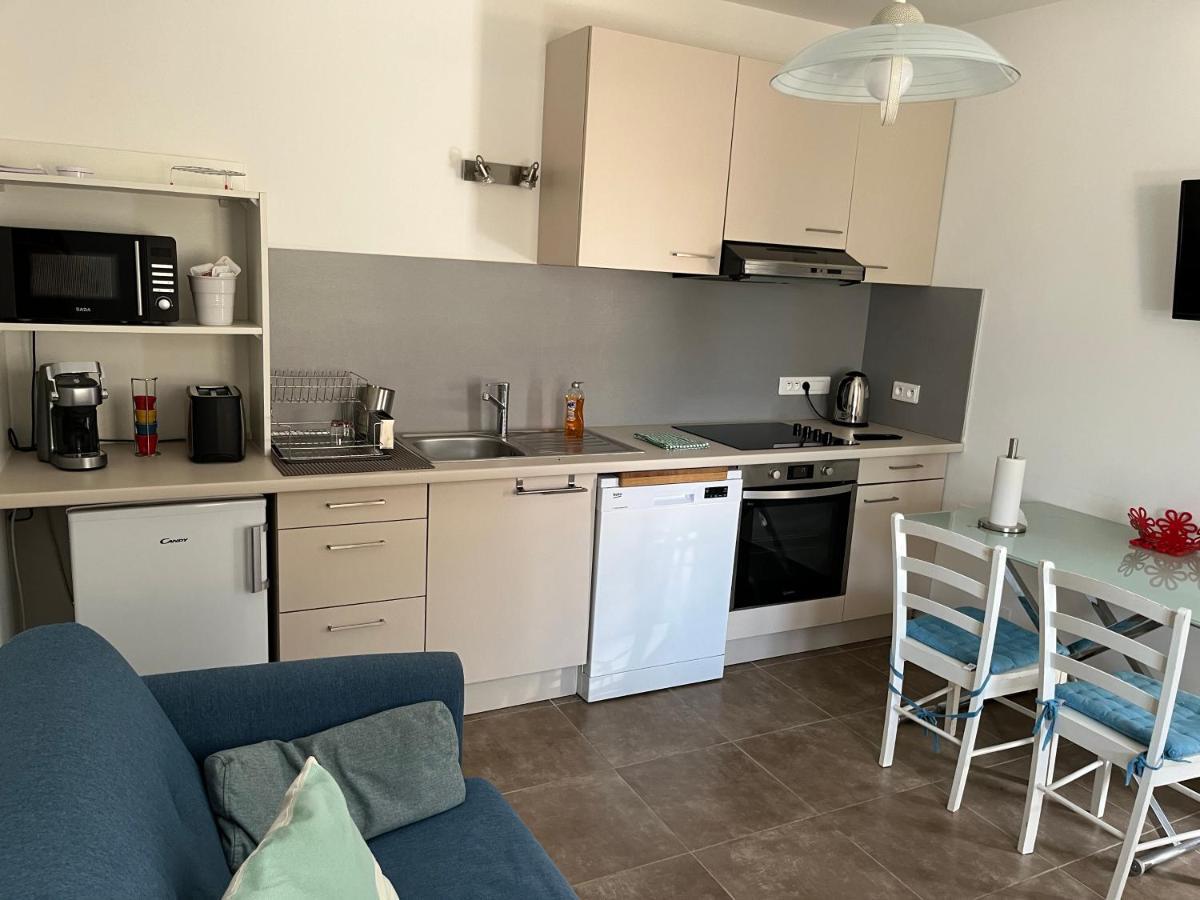 Aux 3 Domaines T2 Avec Terrasse Apartment Hyeres Exterior photo